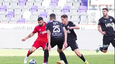 הישאם לאיוס שחקן הפועל תל אביב מול נועם בן הרוש שחקן הפועל חיפה. קובי אליהו