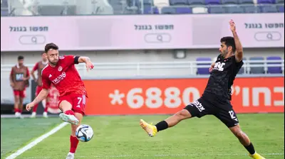 עומרי אלטמן שחקן הפועל תל אביב מול אורן ביטון שחקן הפועל חיפה. קובי אליהו