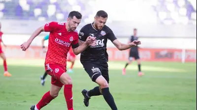 ג'ורג' דיבה שחקן הפועל חיפה מול אלן אוז'בולט שחקן הפועל תל אביב. קובי אליהו