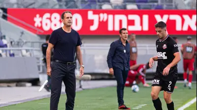 נועם בן הרוש שחקן הפועל חיפה לצד מאמנו רוני לוי. קובי אליהו