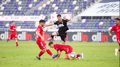 איתי בוגנים שחקן הפועל חיפה מול טל ארצ'ל, יהב גורפינקל שחקני הפועל תל אביב. קובי אליהו