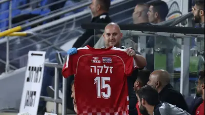 המעסה של הפועל חדרה עם חולצתו של מנשה זלקה. דני מרון