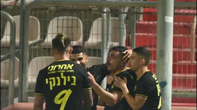 שחקני מכבי נתניה חוגגים עם איתן אזולאי. ברני ארדוב