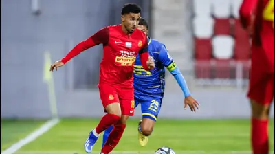 שחקן מ.ס. אשדוד אילי טמם מול שחקן מכבי בני ריינה נאעל חוטבא. מאור אלקסלסי