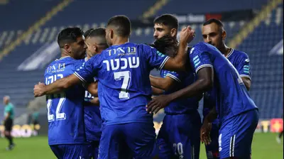 שחקני הפועל פתח תקוה חוגגים עם פורצ'ן באסי. דני מרון