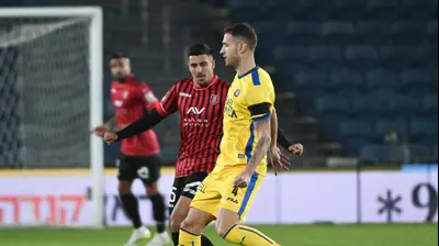 אנריק סבוריט מכבי תל אביב עם אופק ביטון הפועל ירושלים. ברני ארדוב