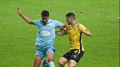 רוני לאופר מכבי פתח תקוה לצד לירן רוטמן מכבי נתניה. ברני ארדוב