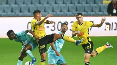 פלאמן גלאבוב מכבי נתניה לצד עידן טוקלומטי מכבי פתח תקוה. ברני ארדוב