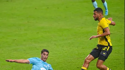 נאסים אואמו מכבי נתניה לצד רוני לאופר מכבי פתח תקוה. ברני ארדוב