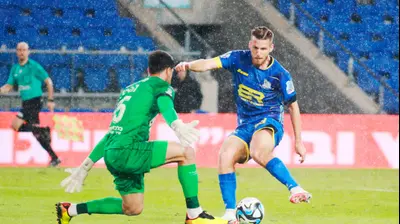 מארק קוסטה שחקן מכבי בני ריינה מול גיא הרמן שוער הפועל חדרה. קובי אליהו