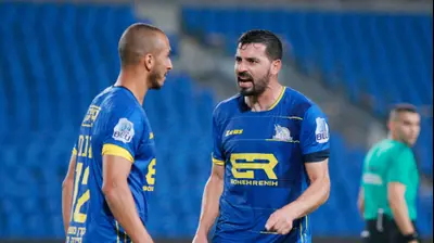 שלומי אזולאי שחקן מכבי בני ריינה חוגג שער עם קייס גאנם. קובי אליהו