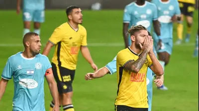 סטניסלב בילנקי מכבי נתניה לצד תומר לוי מכבי פתח תקוה. ברני ארדוב