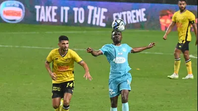 בר כהן מכבי נתניה לצד איברהים ג'באר מכבי פתח תקוה. ברני ארדוב