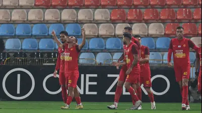 שחקני מ.ס. אשדוד חוגגים עם רביד אברג'יל. לירון מולדובן 