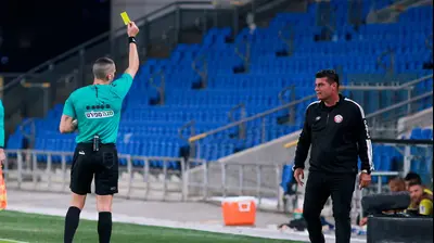 ניסו אביטן מאמן הפועל חדרה מקבל כרטיס צהוב. קובי אליהו