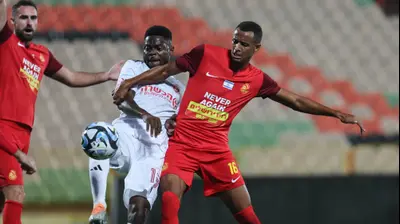 שחקן מ.ס. אשדוד, זוהר זסנו, מול שחקן הפועל תל אביב מאוויס צ'יבוטה. לירון מולדובן 