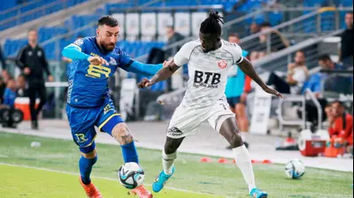 טוני גומש שחקן הפועל חדרה מול דור אלו שחקן מכבי בני ריינה. קובי אליהו