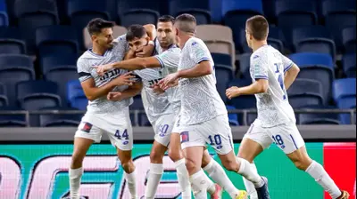 רוי נאווי חוגג יחד עם שחקני הפועל פתח תקוה. מאור אלקסלסי