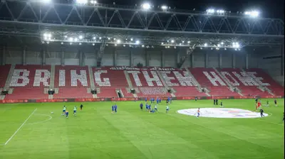 אצטדיון טרנר בבאר שבע עם מסר להחזרת החטופים. דני מרון