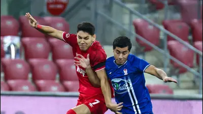 שחקן בני סכנין סאהר תאג'י מול שחקן הפועל באר שבע יוני סטויאנוב. דני מרון