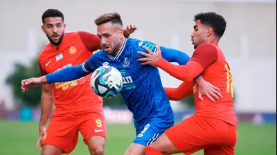 שחקן הפועל פתח תקוה רז שטיין בין שחקני מ.ס. אשדוד: אילי טמם, שלו הרוש. קובי אליהו