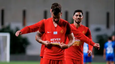 שחקן מ.ס. אשדוד שלומי אזולאי חוגג. קובי אליהו