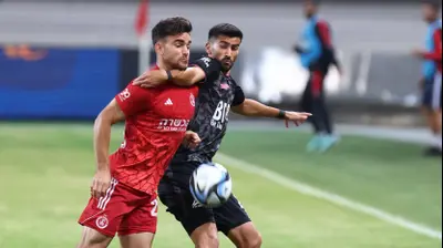 שחקן הפועל תל אביב יהב גורפינקל, מול שחקן הפועל חדרה רז טוויזר. דני מרון