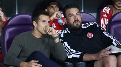 מאמן הפועל תל אביב בורחה למה, עם עוזרו דייויד ברמן. דני מרון