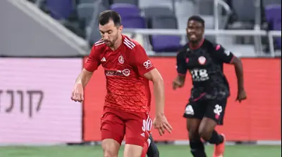 שחקן הפועל תל אביב, אלן אוז'בולט. דני מרון