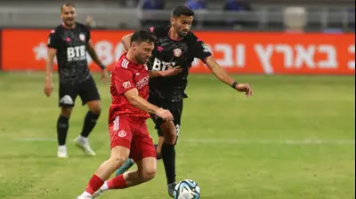 שחקן הפועל תל אביב עומרי אלטמן, מול שחקן הפועל חדרה רז טוויזר. שלומי גבאי