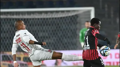 סדריק דון שחקן הפועל ירושלים לפני פליפה סנטוס שחקן הפועל חיפה. ברני ארדוב