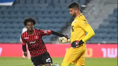 יואב ג'רפי שוער הפועל חיפה מול אווקה אשטה שחקן הפועל ירושלים. ברני ארדוב