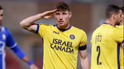 גבי קניקובסקי שחקן מכבי תל אביב מצדיע לאחר שער. מאור אלקסלסי