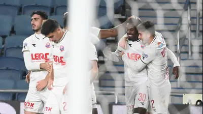 שחקני הפועל חיפה חוגגים עם עודד צוקול. ברני ארדוב