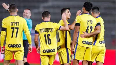 שחקני מכבי תל אביב חוגגים עם דור פרץ. מאור אלקסלסי