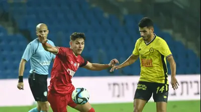 שחקן מכבי נתניה בר כהן מול אנטוניו ספר שחקן הפועל באר שבע. ברני ארדוב