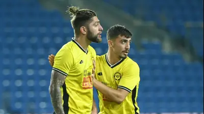 סטניסלב בילנקי, חלוץ מכבי נתניה עם עוז בילו. ברני ארדוב