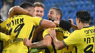 רן קוז'וך ושחקני מכבי נתניה חוגגים עם אחמד סלמן. ברני ארדוב