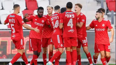 שחקני הפועל תל אביב חוגגים. מאור אלקסלסי