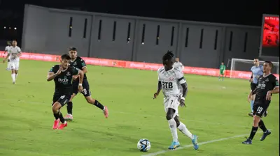 טוני גומש שחקן הפועל חדרה מול רועי אלימלך שחקן הפועל פתח תקוה. שלומי גבאי