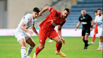 שחקן מכבי פתח תקוה גיא דזנט, מול רועי גורדנה, הפועל באר שבע. קובי אליהו