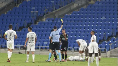 רוי נאווי שחקן הפועל פתח תקוה מקבל כרטיס צהוב. שלומי גבאי