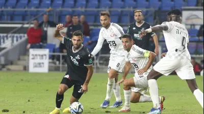 איתי שכטר שחקן הפועל פתח תקוה לפני עילאי טרוסט, עידו לוי שחקני הפועל חדרה. שלומי גבאי