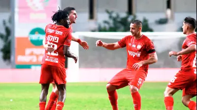 שחקני הפועל באר שבע חוגגים. קובי אליהו