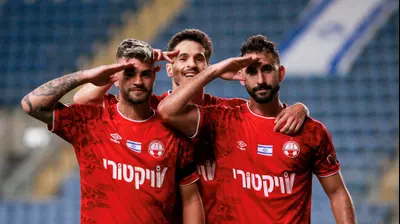 שחקני הפועל באר שבע אלון תורג'מן, הלדר לופס, רותם חטואל. קובי אליהו