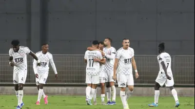 שחקני הפועל חדרה חוגגים עם תמיר גלזר. שלומי גבאי