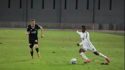 אוראל באייה שחקן הפועל חדרה מול סמואל בראון שחקן הפועל פתח תקוה. שלומי גבאי