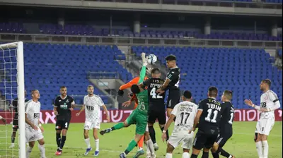 גיא הרמן שוער הפועל חדרה בפעולה. שלומי גבאי