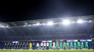 שחקני מכבי חיפה ושחקני הפועל חיפה בדקת דומייה. מאור אלקסלסי