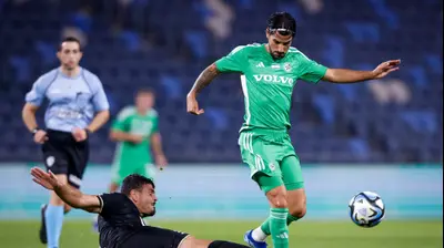 ליאור רפאלוב שחקן מכבי חיפה מעל ינון אליהו שחקן הפועל חיפה. מאור אלקסלסי